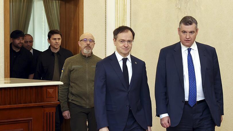 Oleksii Reznikov (l.) Verteidigungsminister der Ukraine, Wladimir Medinski (M.), Leiter der russischen Delegation, Leonid Sluzki, Außenpolitiker. Oleksii Reznikov (l.) Verteidigungsminister der Ukraine, Wladimir Medinski (M.), Leiter der russischen Delegation, Leonid Sluzki, Außenpolitiker.