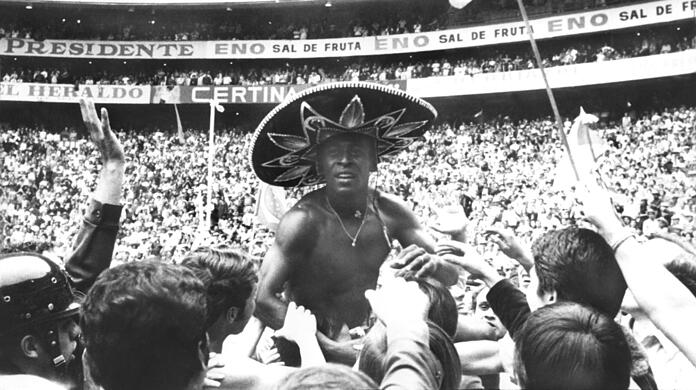 Der brasilianische König von Mexiko: Pelé führt die Seleção 1970 mit einem Tor und zwei Vorlagen beim 4:1 über Italien zum dritten Mal zum WM-Titel.