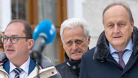 Joachim Rukwied (r), Präsident des Deutschen Bauernverbandes, und Alexander Dobrindt (l), CSU-Landesgruppenchef, gehen während der Winterklausur der CSU im Bundestag im Kloster Seeon gemeinsam über den Hof um ein Pressestatement zu geben.