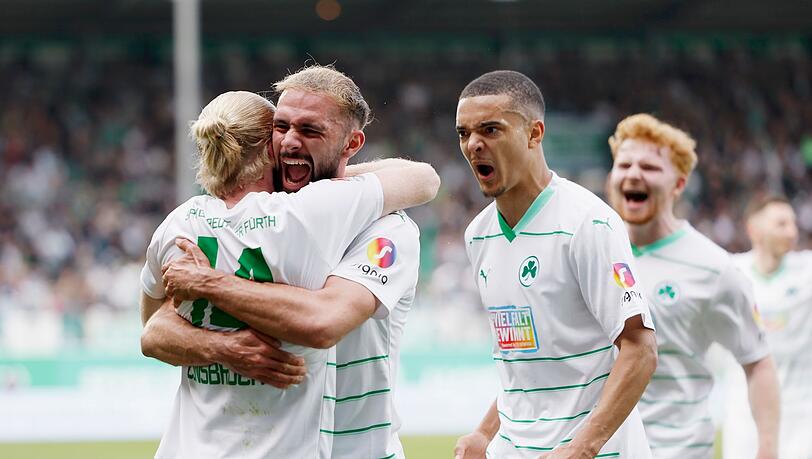 Torschuetze Jomaine Consbruch (SpVgg Greuther Fuerth, 14) jubelt mit den anderen Spielern.