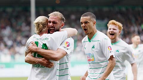 Torschuetze Jomaine Consbruch (SpVgg Greuther Fuerth, 14) jubelt mit den anderen Spielern.