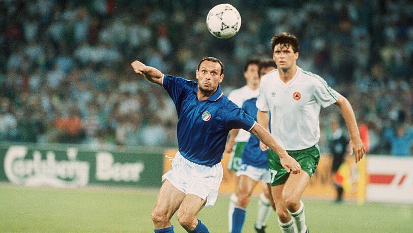 Der italienische Ex-Fußballer Toto Schillaci ist mit 59 Jahren gestorben. Der italienische Ex-Fußballer Toto Schillaci ist mit 59 Jahren gestorben.