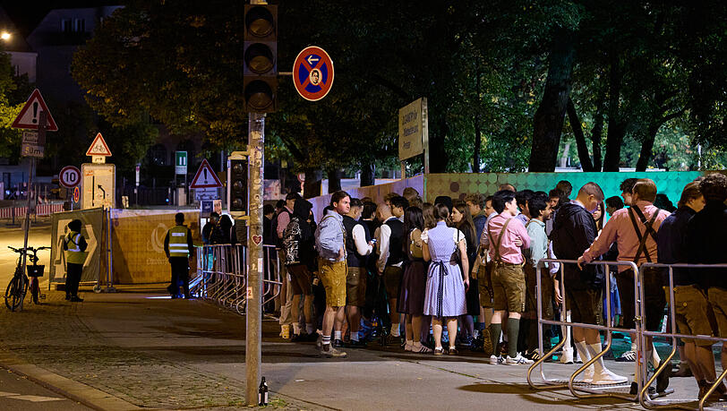 Die ersten Wiesn-Besucher warten schon am Samstagfrüh auf Einlass. Die ersten Wiesn-Besucher warten schon am Samstagfrüh auf Einlass.