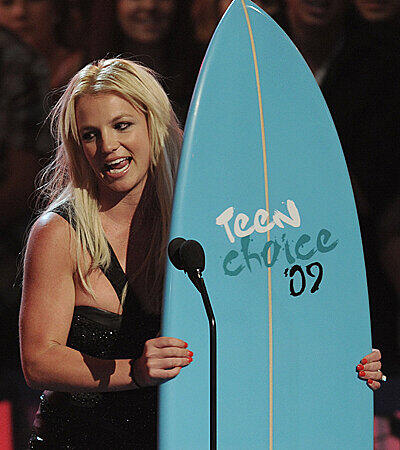 Gut, dass Britney Spears nicht perfekt ist, wissen alle. Die junge Dame kaut gerne an ihren Fingernägeln - obwohl die Stylistin hier auf dem Foto für den Auftritt der ehemaligen Pop-Prinzessin ganze Arbeit geleistet hat.