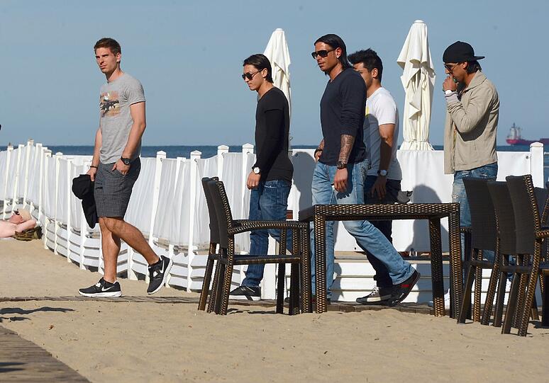 US 5? Nein, DFB-Elf! Ihre Auszeit am Dienstag nutzen Ron-Robert Zieler, Mesut Özil, Ilkay Guendogan, Tim Wiese und Sami Khedira zum Flanieren durch Sopot. Medienwirksam, versteht sich: Auf den ersten Blick könnte man Jogis Jungs für eine Boyband halten.