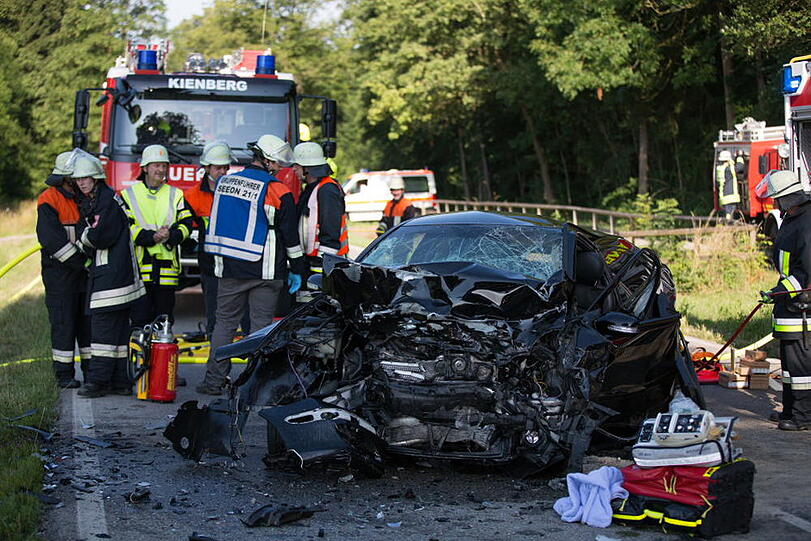 Bei Rabenden ist der Fahrer eines Mercedes beim Überholen frontal in einen BMW gekracht. Die Bilder