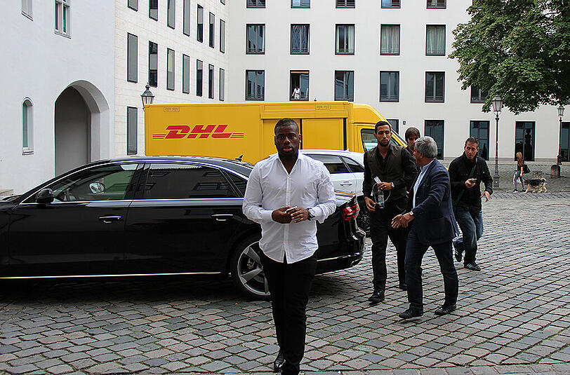 Die ersten Bilder von der Ankunft beim Medizincheck. Der AZ-Reporter hat Mehdi Benatia vor der Praxis von Dr. Müller-Wohlfahrt geknipst.