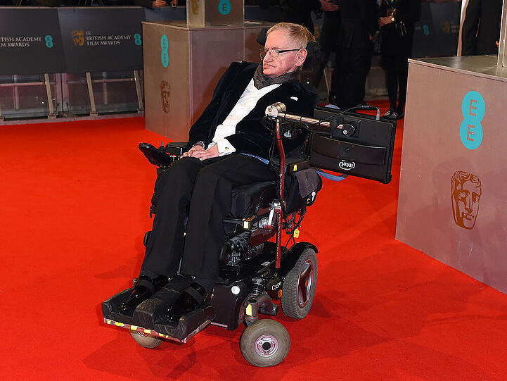 Stephen Hawking kennt sich trotz seiner 73 Jahre überraschend gut mit der aktuellen Musikwelt aus