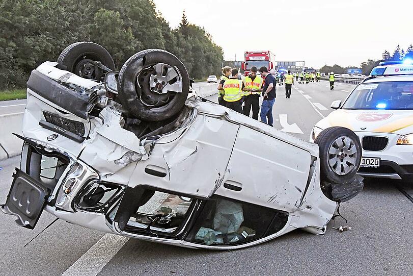 Der Fiat wurde durch den heftigen Aufprall zunächst seitlich gegen den Sattelauflieger geschleudert, überschlug sich und rutschte über 50 Meter weit auf dem Dach.