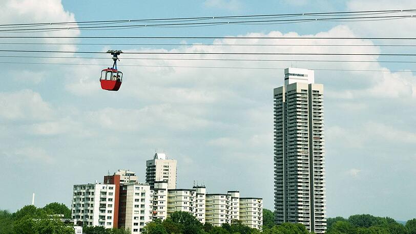 Die Rheinseilbahn in Köln schwebt schon lange über der Stadt. Ein Modell für München?