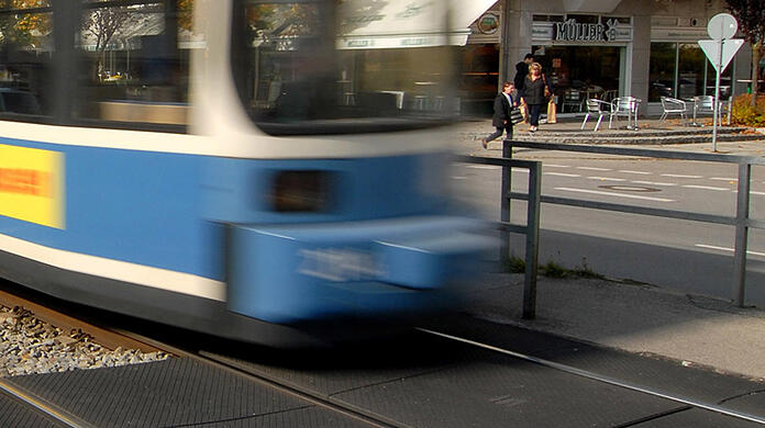 Der 27-Jährige wurde bei dem Tramunfall nur leicht verletzt. (Symbolbild)