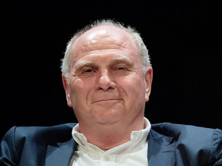 Uli Hoeneß, Präsident des Fußball-Bundesligisten FC Bayern München, lächelt bei einer Veranstaltung. Foto: Marijan Murat/Archiv