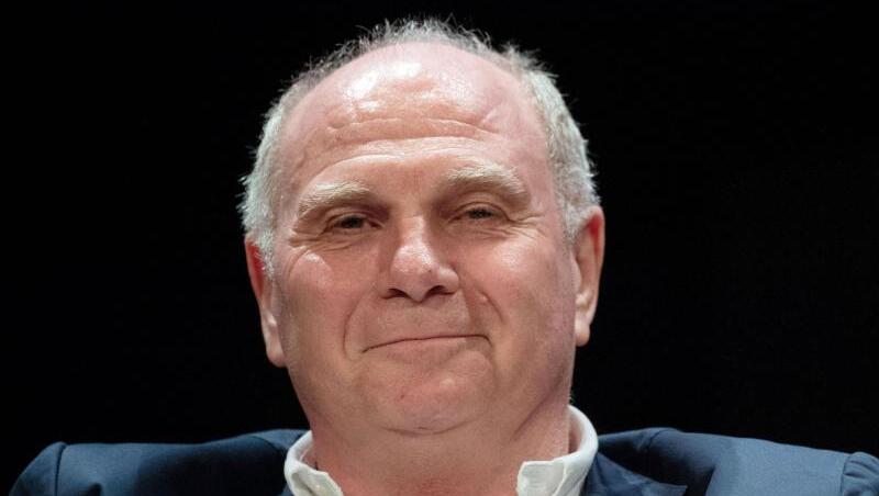 Uli Hoeneß, Präsident des Fußball-Bundesligisten FC Bayern München, lächelt bei einer Veranstaltung. Foto: Marijan Murat/Archiv Uli Hoeneß, Präsident des Fußball-Bundesligisten FC Bayern München, lächelt bei einer Veranstaltung. Foto: Marijan Murat/Archiv