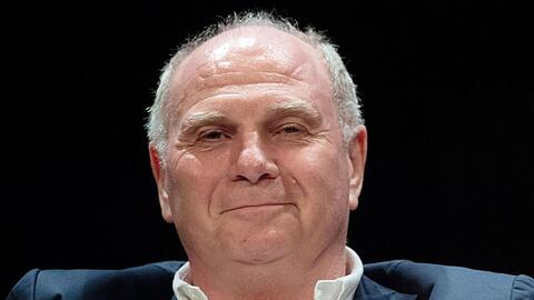 Uli Hoeneß, Präsident des Fußball-Bundesligisten FC Bayern München, lächelt bei einer Veranstaltung. Foto: Marijan Murat/Archiv