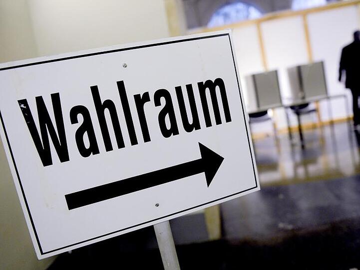 Das Schild "Wahlraum". Foto: Peter Steffen/dpa/Archivbild