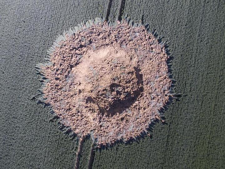 Nach Einschätzung von Kampfmittelexperten vor Ort war die Fliegerbombe vermutlich infolge der Auslösung des chemischen Zünders in mehreren Metern Tiefe explodiert.