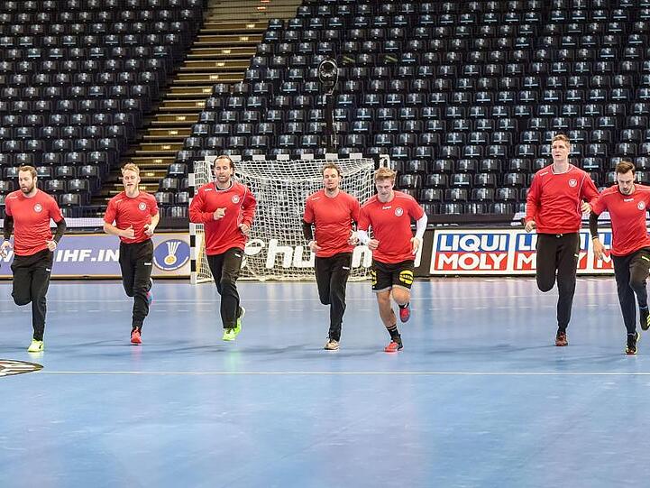 Deutschlands Handball-Nationalmannschaft trainiert für das Halbfinale gegen Norwegen.