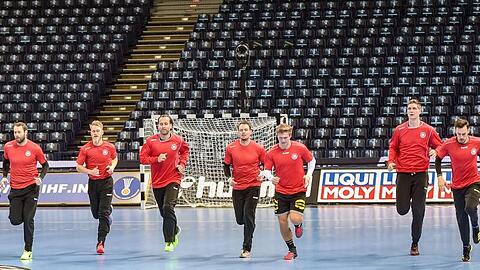 Deutschlands Handball-Nationalmannschaft trainiert für das Halbfinale gegen Norwegen.