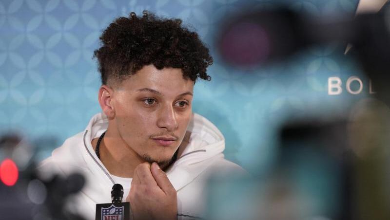 Quarterback-Star Patrick Mahomes von den Kansas City Chiefs fordert von der NFL ein klares Statement. Quarterback-Star Patrick Mahomes von den Kansas City Chiefs fordert von der NFL ein klares Statement.