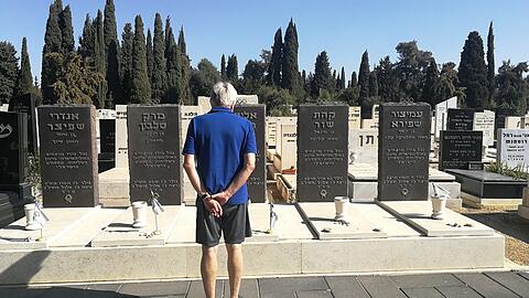 Der pensionierte Polizist auf dem Friedhof Kiryat Shaul. Hier sind fünf Opfer bestattet, auch Fechttrainer André Spitzer.