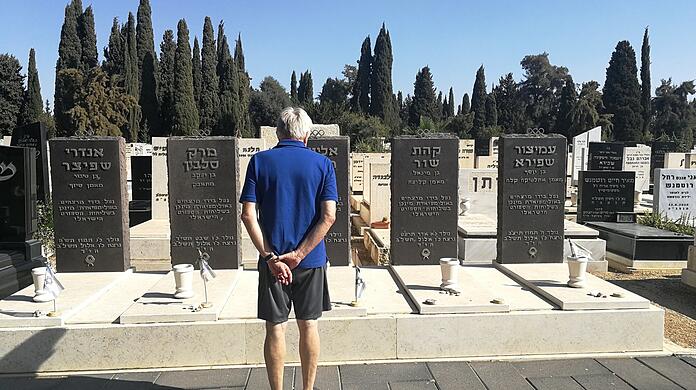 Der pensionierte Polizist auf dem Friedhof Kiryat Shaul. Hier sind fünf Opfer bestattet, auch Fechttrainer André Spitzer.