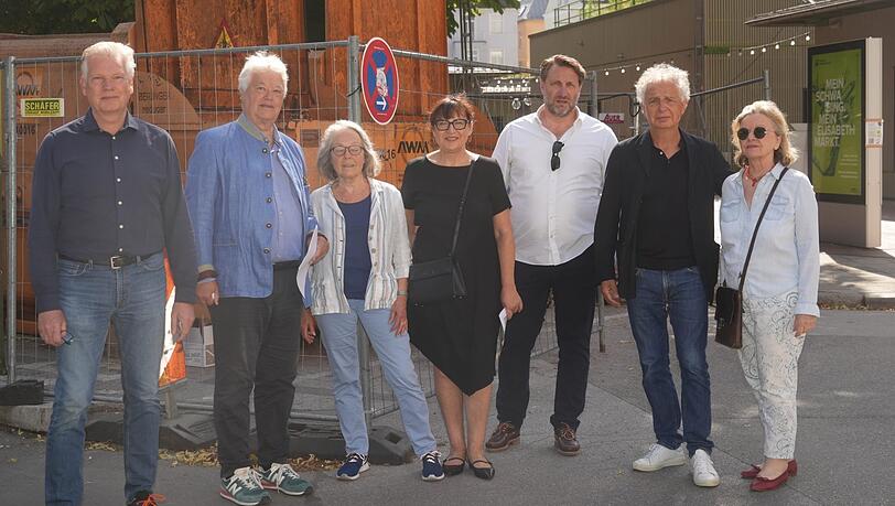„Wir wollen, dass wieder Ruhe einkehrt.“ Eine Bürgerinitiative um Anwohner Oliver Scholl (3.v.r.) fordert, dass die Arcisstraße entlang des Schwabinger Elisabethmarkts wieder für Autos geöffnet wird.