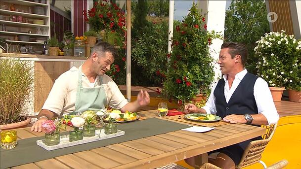 Achim Petry kochte für Stefan Mross einen Kindheitsklassiker: Fischstäbchen mit Kartoffelpüree, Spinat und Spiegelei. Achim Petry kochte für Stefan Mross einen Kindheitsklassiker: Fischstäbchen mit Kartoffelpüree, Spinat und Spiegelei.