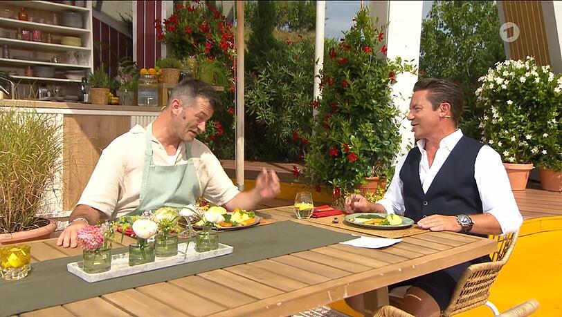 Achim Petry kochte für Stefan Mross einen Kindheitsklassiker: Fischstäbchen mit Kartoffelpüree, Spinat und Spiegelei. Achim Petry kochte für Stefan Mross einen Kindheitsklassiker: Fischstäbchen mit Kartoffelpüree, Spinat und Spiegelei.