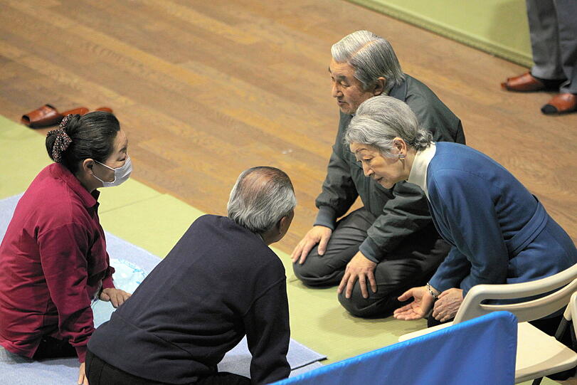 Japans Kaiser Akihito und Frau Michiko besuchen ein Flüchtlingszentrum in Tokio - der Tenno kniet sich zu den Erdbebenopfern und zeigt sich ungewöhnlich volksnah.