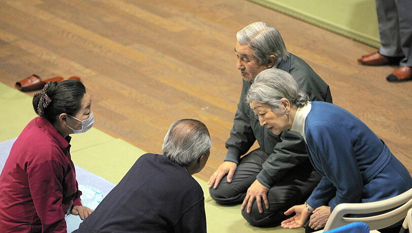 Japans Kaiser Akihito und Frau Michiko besuchen ein Flüchtlingszentrum in Tokio - der Tenno kniet sich zu den Erdbebenopfern und zeigt sich ungewöhnlich volksnah. Japans Kaiser Akihito und Frau Michiko besuchen ein Flüchtlingszentrum in Tokio - der Tenno kniet sich zu den Erdbebenopfern und zeigt sich ungewöhnlich volksnah.