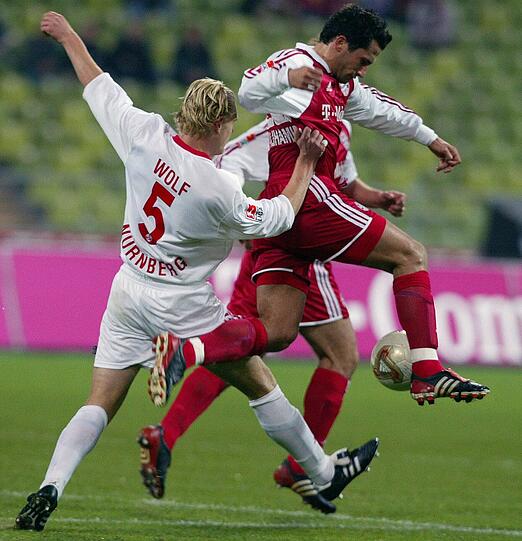 In einem vom Kampf geprägten Spiel stand der Sieger auch nach 120 Minuten noch nicht fest. Mit einem 1:1-Remis nach Treffern von Roy Makaay und Robert Vittek gingen die beiden Teams ins Elfmeterschießen.