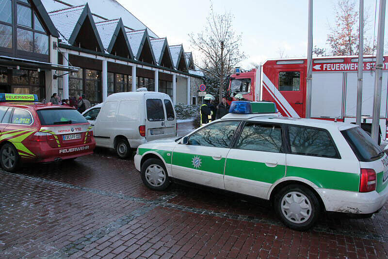 Aufruhr in Grafing: An einem Gymnasium gingen mehrere Bombendrohungen ein. Das Gebäude und die nähere Umgebung wurden am Montagvormittag evakuiert, Polizei und Feuerwehr suchten mit einem Spürhund nach einer möglichen Sprengstoffladung.