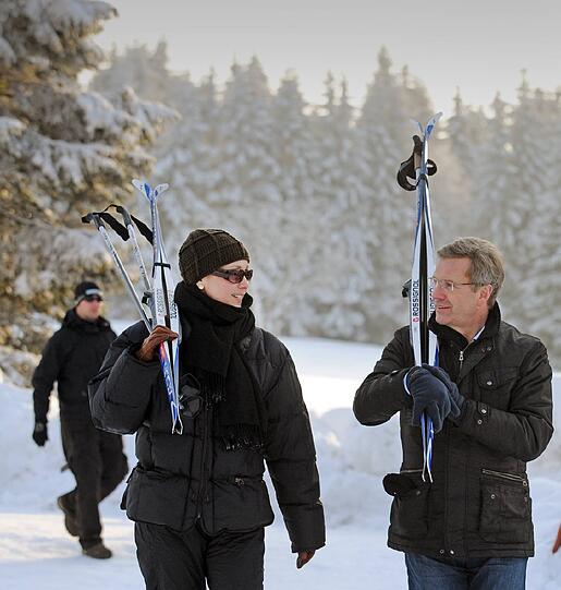 Bundespräsident Christian Wulff und Ehefrau Bettina: in Langlaufausrüstung beim Kurzurlaub im Thüringer Wald.