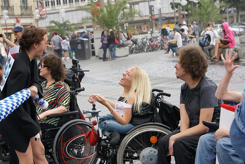 Stachus, Samstag, 14 Uhr: Ein martialisches Schauspiel mit dem Namen &bdquo;Krüppelschlagen &ndash; Schläge gegen Menschenrechte&ldquo; bietet sich ab 14 Uhr in der Innenstadt. Damit wollen Behinderte auf die Probleme und Diskriminierungen hinweisen, die sie im Alltag erfahren.