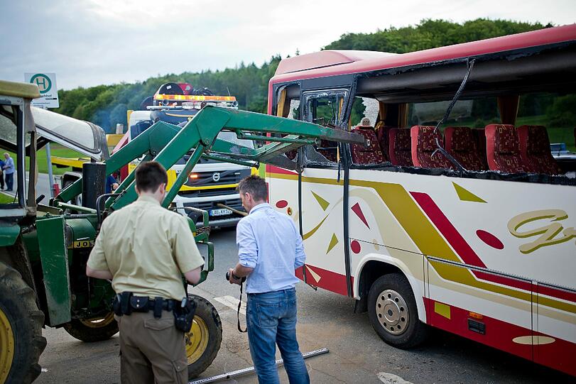 Tragischer Unfall im Nürnberger Land: Ein 13-Jähriger stirbt, als ein Traktor mit einem Schulbus zusammenstößt.