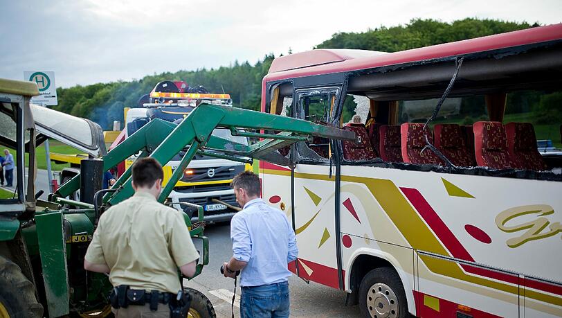 Tragischer Unfall im Nürnberger Land: Ein 13-Jähriger stirbt, als ein Traktor mit einem Schulbus zusammenstößt. Tragischer Unfall im Nürnberger Land: Ein 13-Jähriger stirbt, als ein Traktor mit einem Schulbus zusammenstößt.