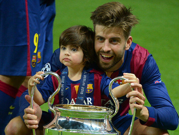 Kleiner Sieger: Milan Piqué posiert mit Papa und Pokal