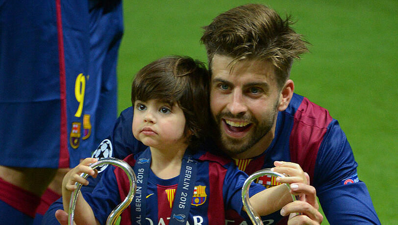 Kleiner Sieger: Milan Piqué posiert mit Papa und Pokal Kleiner Sieger: Milan Piqué posiert mit Papa und Pokal