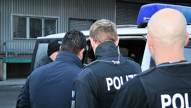 Der 15-Jährige konnte kurze Zeit nach der eskalierten Ticketkontrolle gefasst werden. (Symbolfoto) Der 15-Jährige konnte kurze Zeit nach der eskalierten Ticketkontrolle gefasst werden. (Symbolfoto)