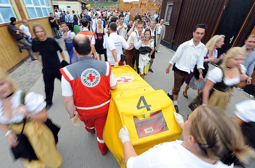 Neuer Rekord - aber ein durchaus trauriger: Auf der diesjährigen Wiesn gab es die erste Alkohlvergiftung schon 80 Minuten nach Anstich. (Archivbild)