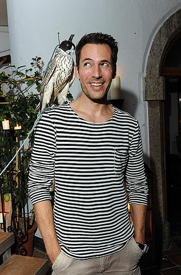 Alexander Mazza und ein echter Falke