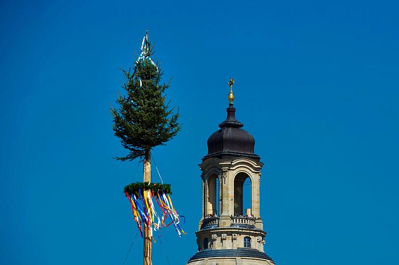 Sauer auf die Honoratioren waren auch ein paar Leute in Wessobrunn im Kreis Weilheim. Der alte Maibaum im Ort
musste aus Sicherheitsgründen umgelegt und zersägt werden. Geld für einen neuen war nicht da. Deshalb stellten Unbekannte vor dem Gasthof &bdquo;Zur Post&ldquo; ihren &bdquo;Trauerbaum 2011&ldquo; in der Freinacht auf. Ein rabenschwarz gestrichenes
Stangerl.