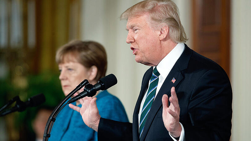 Bei Angela Merkels Besuch in Washington soll Donald Trump ihr eine Rechnung in Milliardenhöhe überreicht haben.