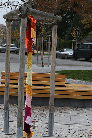 Seit Mittwoch ist Untergiesing ein bisschen bunter - dank der gestrickten Kunstaktion "BunterGiesing".