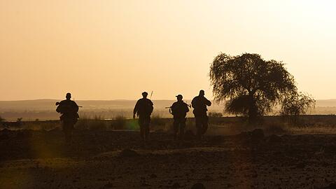 Soldaten der Objektschutzkompanie patrouillieren in der Nähe von Gao in Mali.