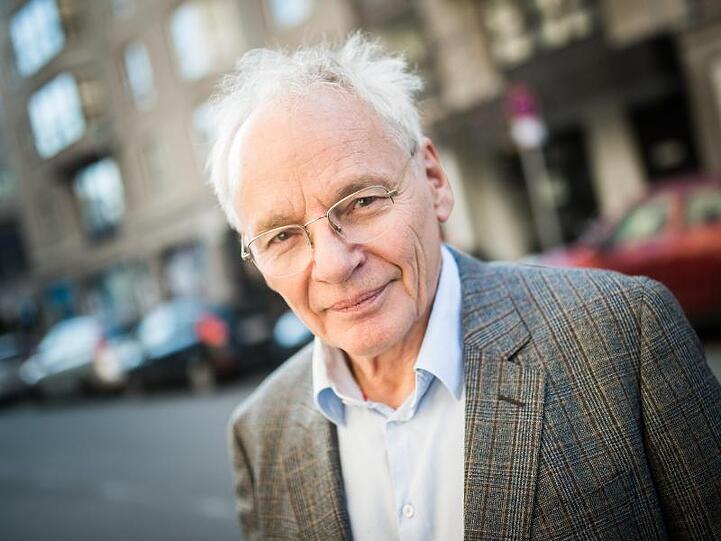 Der Historiker und Politikwissenschaftler Götz Aly schaut in die Kamera. Foto: Sophia Kembowski/Archiv