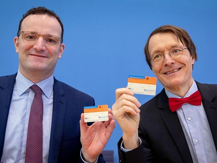 Gesundheitsminister Jens Spahn und SPD-Gesundheitsexperte Karl Lauterbach stellen neue Organspende-Regeln vor. Die Abgeordneten bringen einen Entwurf für eine "doppelte Widerspruchslösung" ein.