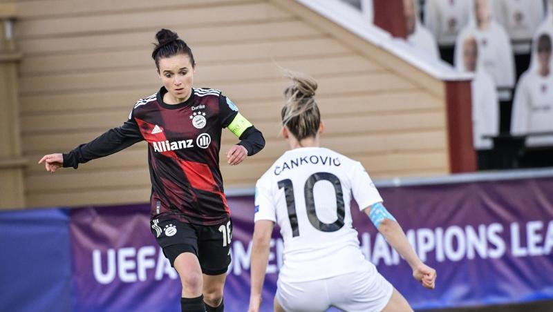 Lina Magull (l) von Bayern München und Jelena Cankovic vom FC Rosengard kämpfen um den Ball.