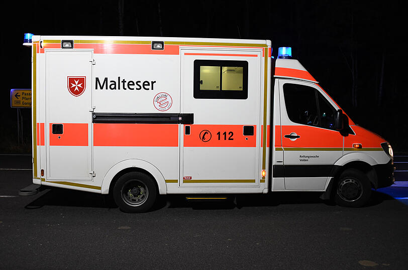 Nach notärztlicher Erstversorgung kamen die beiden Unfallbeteiligten ins Krankenhaus.