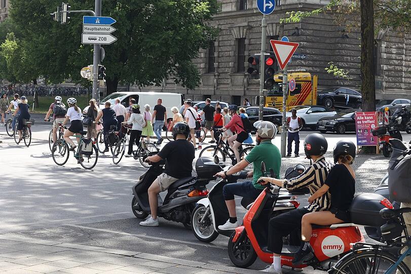 Summer in the city: An der Ecke zum Lenbachplatz und zur Sophienstraße wuselt es so richtig.